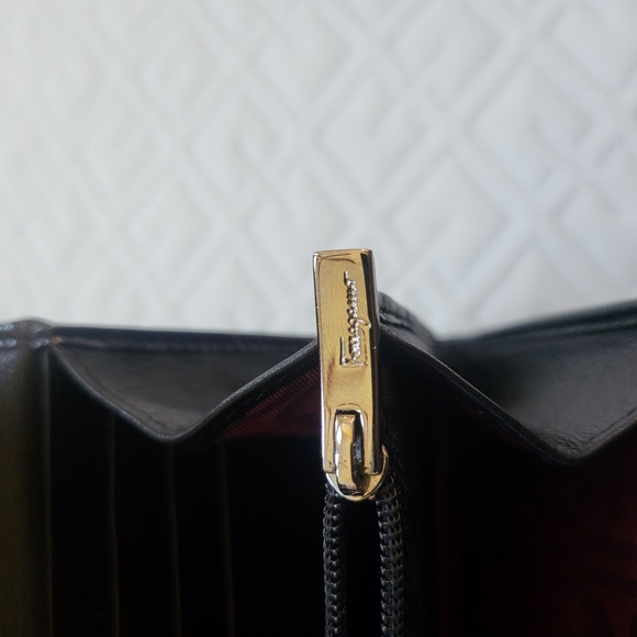 Salvatore Ferragamo Black and Silver Large Wallet Sleek Design - Picture 4 of 9